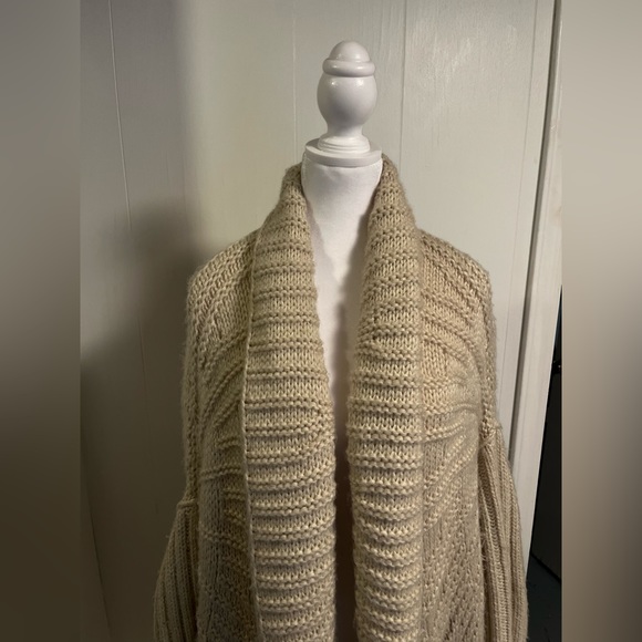Cozy mid length cardigan cream color smoke free home size L. Clean - Picture 2 of 5